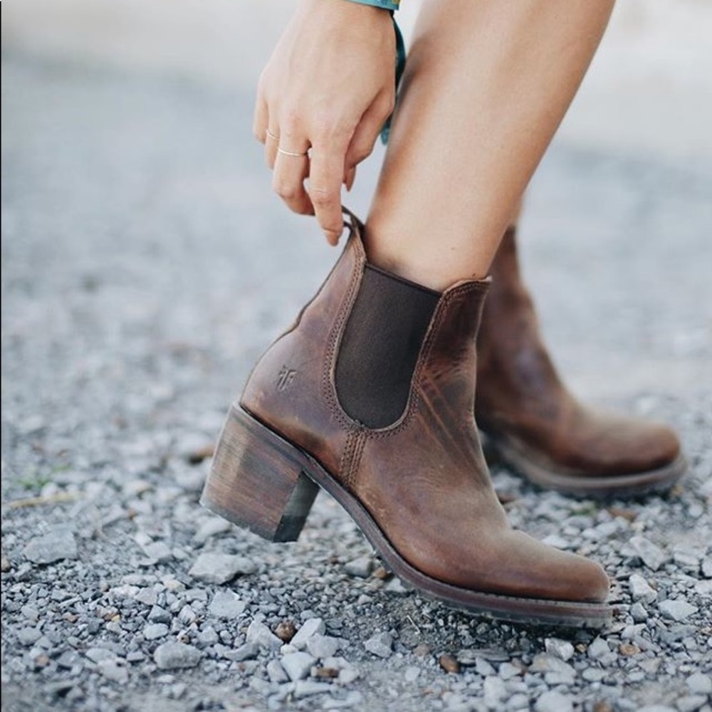 Frye Stella Chelsea Short Leather Ankle Bootie - Picture 12 of 16